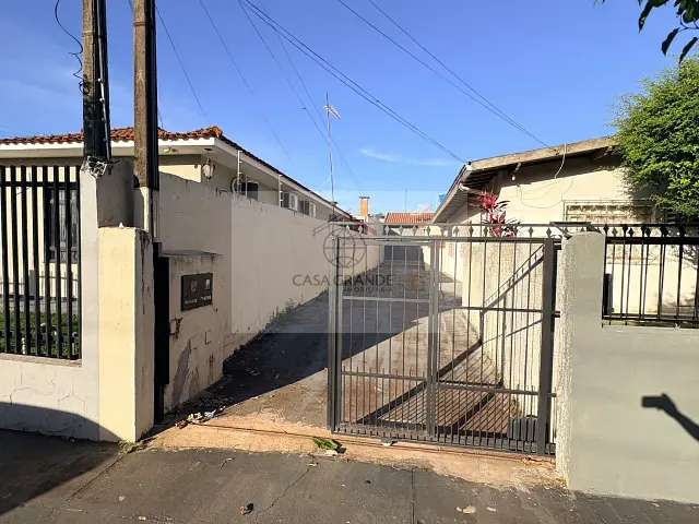 Casa 2 quartos e 1 banheiro, para alugar, no bairro Centro em Rolândia