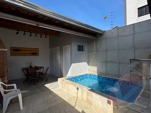 Casa 4 quartos e 3 banheiros, à venda, no bairro Guilhermina em Praia Grande