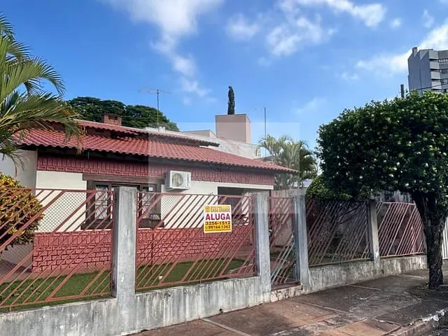 Casa com 598m² 3 quartos e 2 banheiros, para alugar, no bairro Centro em Rolândia