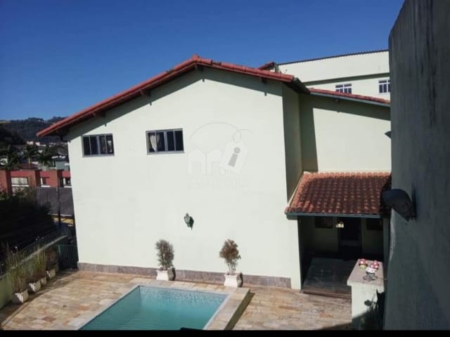 Casa com 900m², à venda, no bairro Valparaíso em Petrópolis