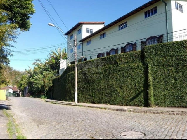 Casa com 900m², à venda, no bairro Valparaíso em Petrópolis