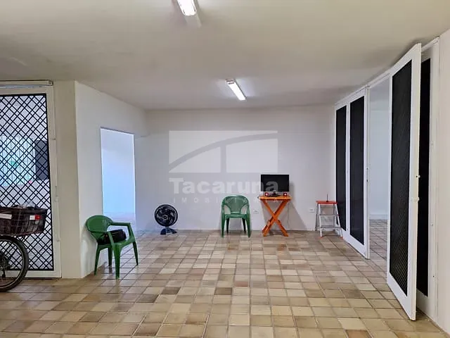 Casa com 370m² 4 quartos e 1 banheiro, para alugar, no bairro Casa Caiada em Olinda