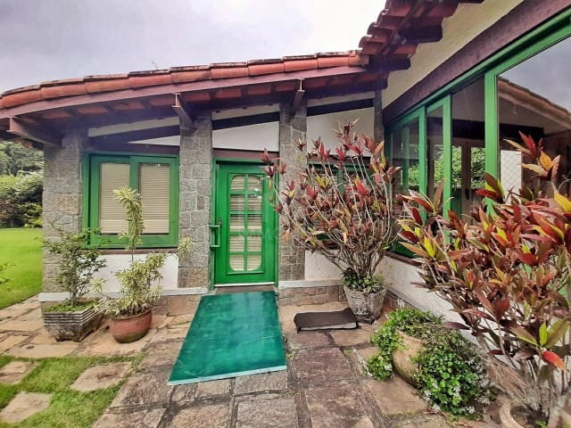 Casa com 5000m² 5 quartos e 4 banheiros, à venda, no bairro Nogueira em Petrópolis