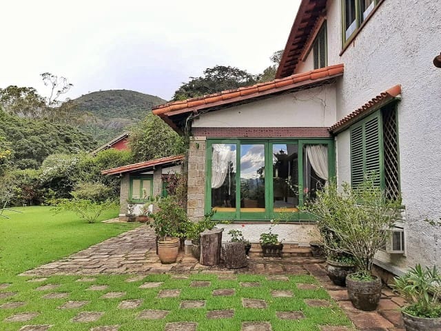 Casa com 5000m² 5 quartos e 4 banheiros, à venda, no bairro Nogueira em Petrópolis