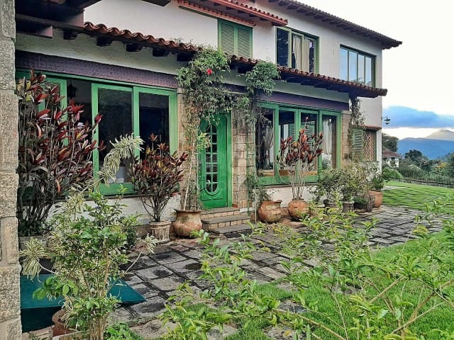 Casa com 5000m² 5 quartos e 4 banheiros, à venda, no bairro Nogueira em Petrópolis