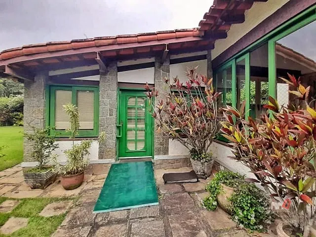 Casa com 5000m² 5 quartos e 4 banheiros, à venda, no bairro Nogueira em Petrópolis