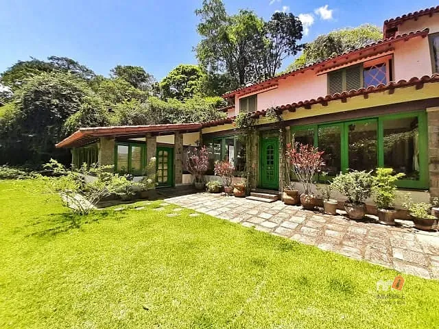 Casa com 5000m² 5 quartos e 4 banheiros, à venda, no bairro Nogueira em Petrópolis