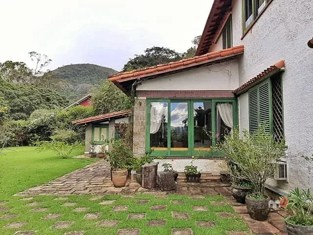 Casa com 5000m² 5 quartos e 4 banheiros, à venda, no bairro Nogueira em Petrópolis