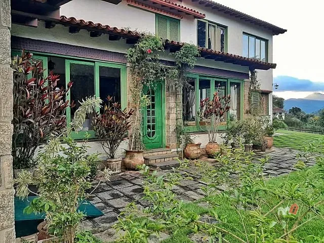 Casa com 5000m² 5 quartos e 4 banheiros, à venda, no bairro Nogueira em Petrópolis