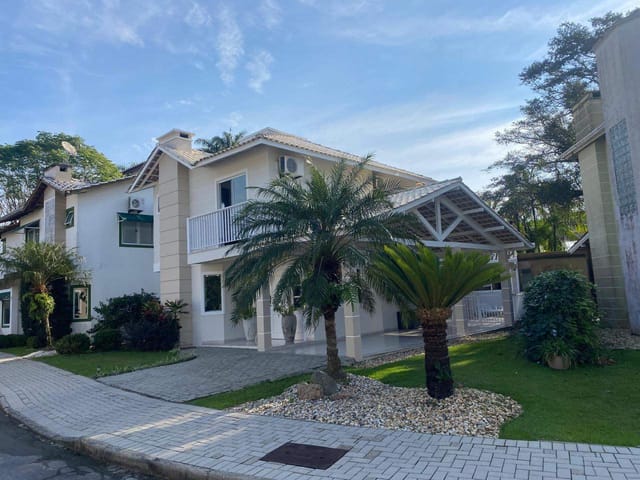 Casa com 300m² 3 quartos e 2 banheiros, à venda, no bairro Barra em Balneário Camboriú