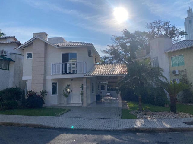Casa com 300m² 3 quartos e 2 banheiros, à venda, no bairro Barra em Balneário Camboriú