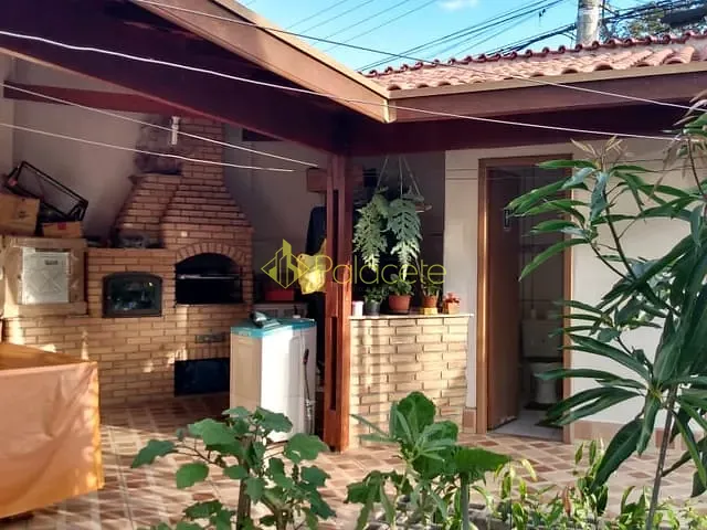 Casa com 300m² 4 quartos e 3 banheiros, à venda, no bairro Vila São José em Taubaté