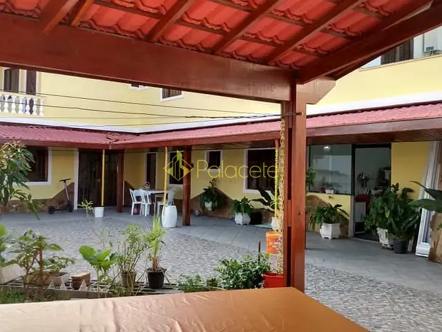 Casa com 300m² 4 quartos e 3 banheiros, à venda, no bairro Vila São José em Taubaté