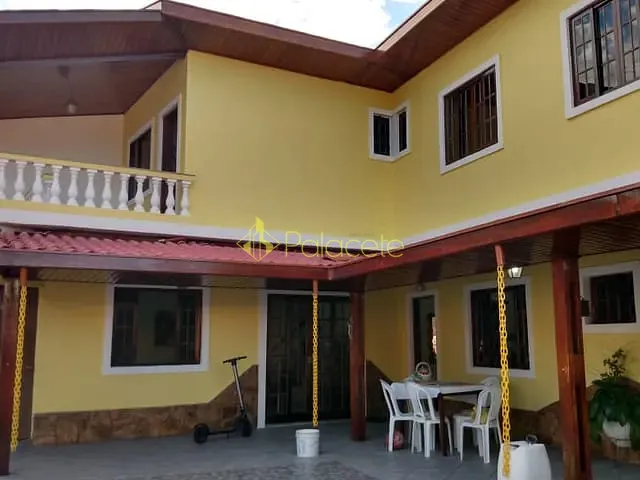 Casa com 300m² 4 quartos e 3 banheiros, à venda, no bairro Vila São José em Taubaté