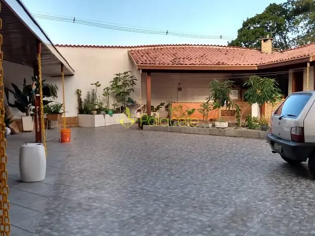 Casa com 300m² 4 quartos e 3 banheiros, à venda, no bairro Vila São José em Taubaté