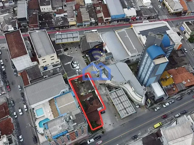 Casa com 372m², para alugar, no bairro Centro em Caraguatatuba