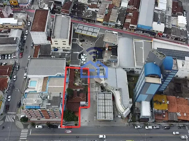 Casa com 372m², para alugar, no bairro Centro em Caraguatatuba