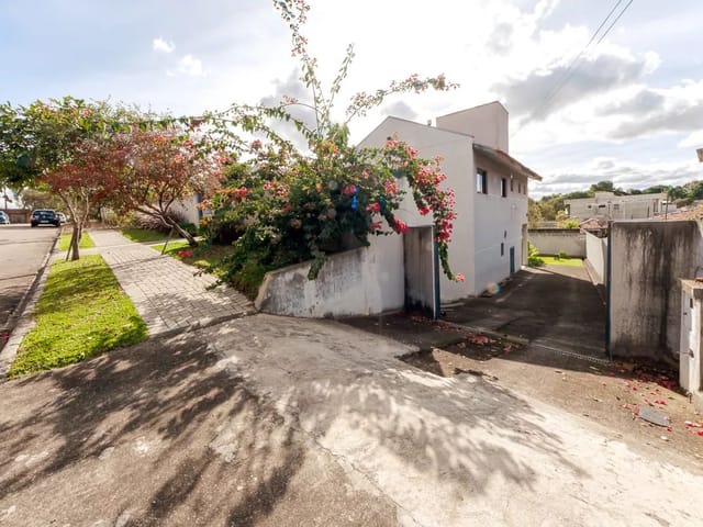 Casa 2 quartos e 4 banheiros, à venda, no bairro Butiatuvinha em Curitiba