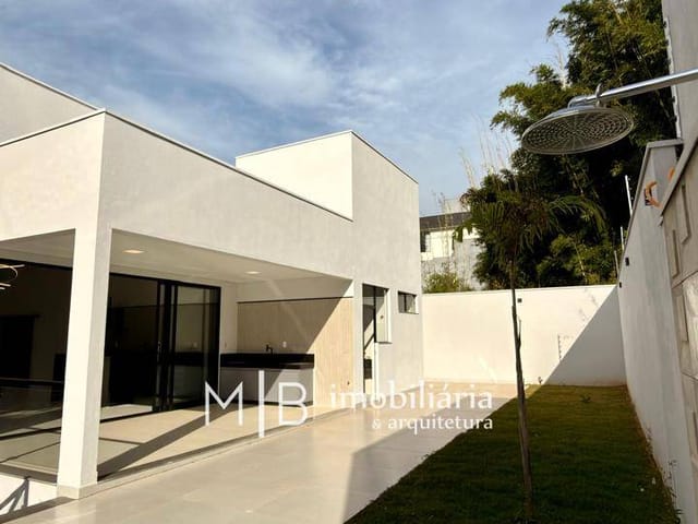 Casa 3 quartos e 3 banheiros, à venda, no bairro Centro em Lavras