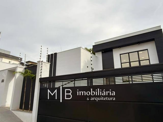 Casa 3 quartos e 3 banheiros, à venda, no bairro Centro em Lavras