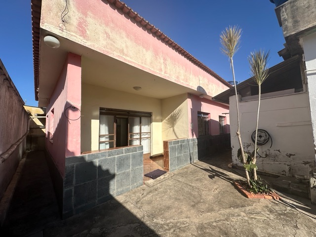 Casa com 360m² 4 quartos e 1 banheiro, à venda, no bairro Glória em Belo Horizonte