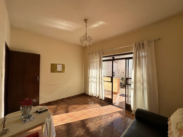 Casa com 360m² 4 quartos e 1 banheiro, à venda, no bairro Glória em Belo Horizonte
