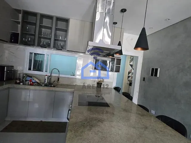 Sobrado com 105m² 2 quartos e 3 banheiros, à venda, no bairro Golfinhos em Caraguatatuba