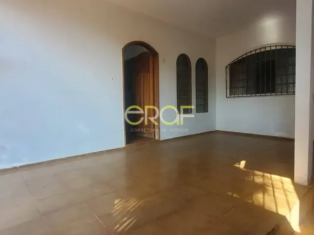 Casa com 180m² 3 quartos e 2 banheiros, à venda ou para alugar, no bairro Centro em Formosa