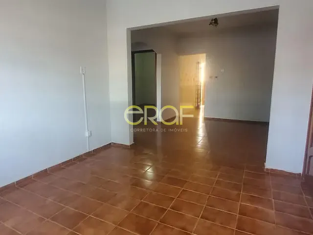 Casa com 180m² 3 quartos e 2 banheiros, à venda ou para alugar, no bairro Centro em Formosa