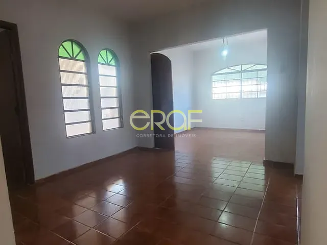 Casa com 180m² 3 quartos e 2 banheiros, à venda ou para alugar, no bairro Centro em Formosa