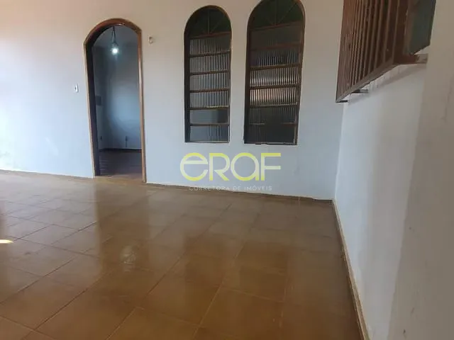 Casa com 180m² 3 quartos e 2 banheiros, à venda ou para alugar, no bairro Centro em Formosa