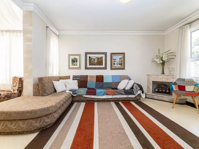 Casa com 960m² 4 quartos e 5 banheiros, à venda, no bairro Santa Felicidade em Curitiba