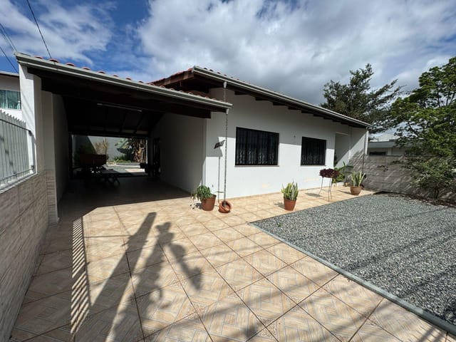 Casa com 300m² 3 quartos e 2 banheiros, para alugar, no bairro São Judas em Itajaí