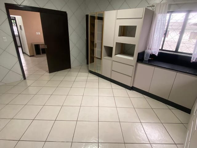 Casa com 300m² 3 quartos e 2 banheiros, para alugar, no bairro São Judas em Itajaí
