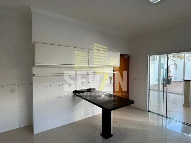 Casa com 435m² 4 quartos e 4 banheiros, à venda ou para alugar, no bairro Vila Aviaçao em Bauru