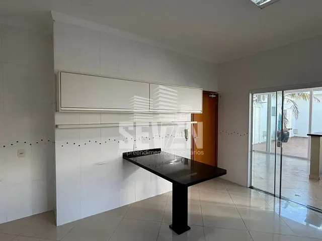 Casa com 435m² 4 quartos e 4 banheiros, à venda ou para alugar, no bairro Vila Aviaçao em Bauru