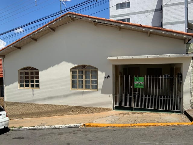Casa 2 quartos e 1 banheiro, para alugar, no bairro Centro em Extrema
