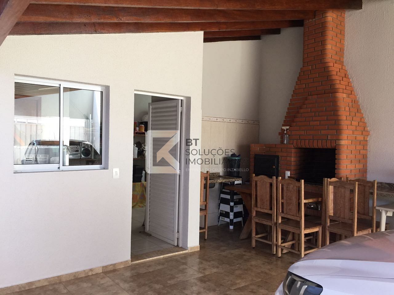 Casa à venda com 3 quartos, 217m² - Foto 1