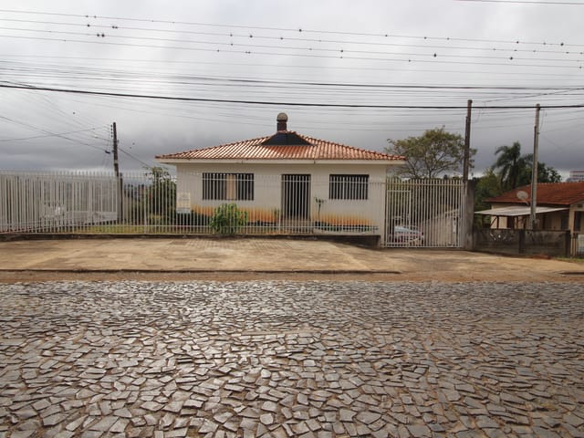 Casa com 648m² 4 quartos e 3 banheiros, à venda, no bairro Olarias em Ponta Grossa