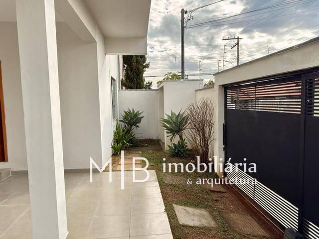 Casa 3 quartos e 2 banheiros, para alugar, no bairro Centro em Lavras