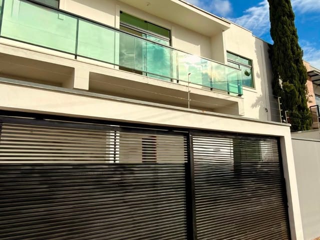 Casa 3 quartos e 2 banheiros, para alugar, no bairro Centro em Lavras