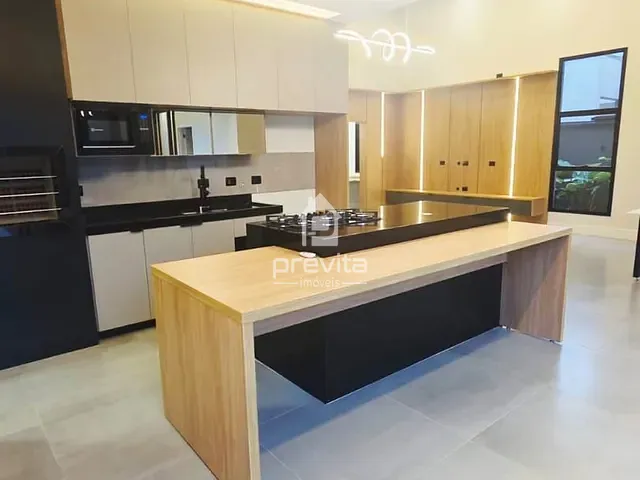 Casa com 300m² 3 quartos e 5 banheiros, à venda, no bairro Piracangaguá em Taubaté