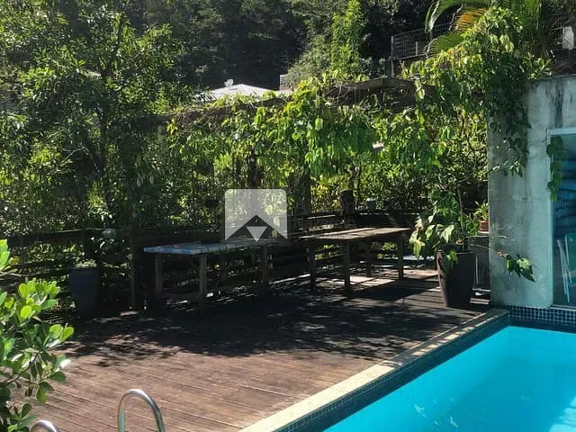 Casa com 750m² 4 quartos e 2 banheiros, à venda, no bairro Itacoatiara em Niterói