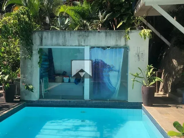 Casa com 750m² 4 quartos e 2 banheiros, à venda, no bairro Itacoatiara em Niterói