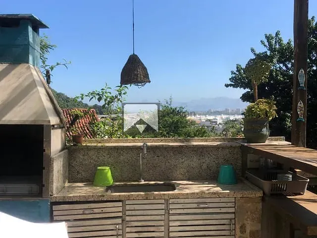 Casa com 750m² 4 quartos e 2 banheiros, à venda, no bairro Itacoatiara em Niterói