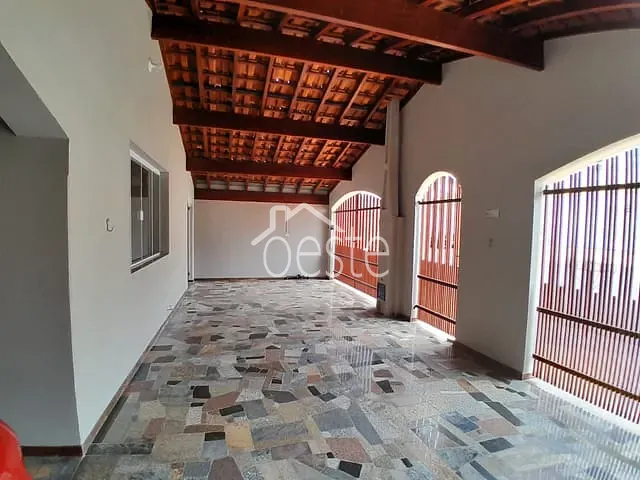 Casa com 250m² 5 quartos e 3 banheiros, para alugar, no bairro Vila Brasil em Santa Bárbara D'Oeste