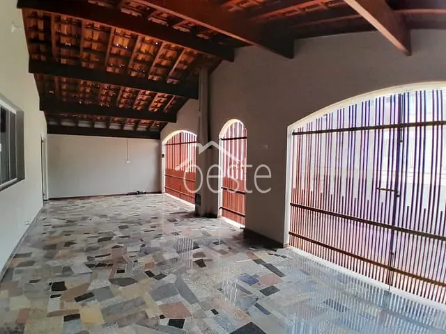 Casa com 250m² 5 quartos e 3 banheiros, para alugar, no bairro Vila Brasil em Santa Bárbara D'Oeste