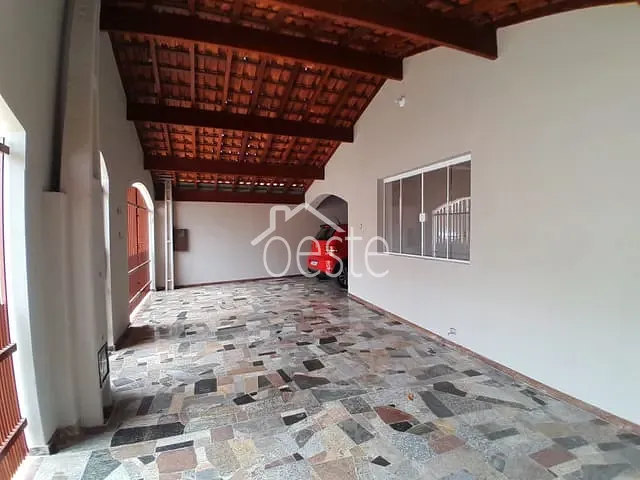 Casa com 250m² 5 quartos e 3 banheiros, para alugar, no bairro Vila Brasil em Santa Bárbara D'Oeste