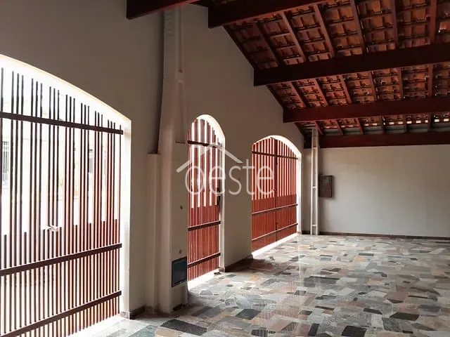 Casa com 250m² 5 quartos e 3 banheiros, para alugar, no bairro Vila Brasil em Santa Bárbara D'Oeste