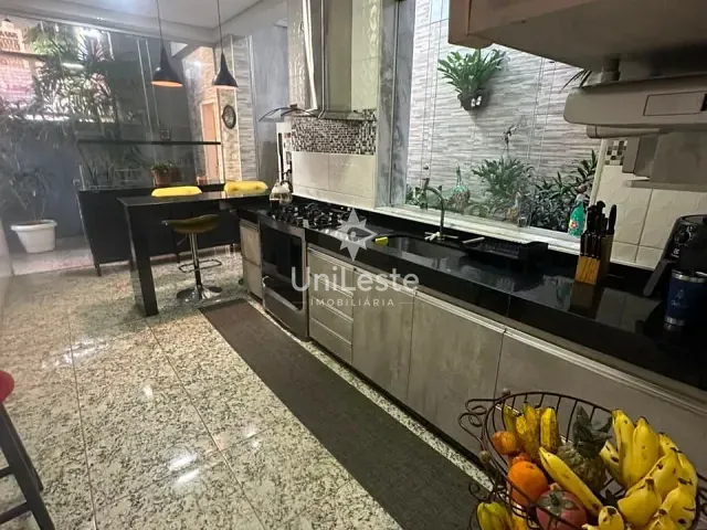 Casa 4 quartos e 3 banheiros, à venda, no bairro Sagrada Família em Belo Horizonte
